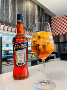 dieses Foto zeigt einen Aperitif an der Theke des Restaurants GUSTAV