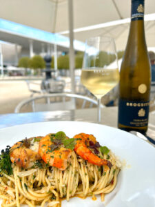 dieses Foto zeigt Spaghetti mit Gambas, ein Gericht auf der Terrasse des Restaurant GUSTAV