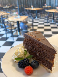 dieses Foto zeigt ein Stück Sachertorte im Restaurant GUSTAV